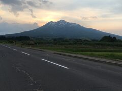 買い込んだおかずを宿泊先において、再び、日が暮れるまでサイクリング。
当初の予定では、岩木山神社まで行きたかったのですが、予定より市場での買い出しに時間を食ってしまったので、途中までで断念。
