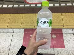 乃木坂駅の自動販売機で水分補給。
一気飲み！
生き返りました～。