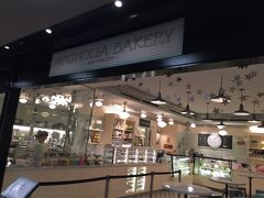 私の目的地は「MAGNOLIA BAKERY」
GYREの地下一階にあります。
おやつの時間には早いからか、それとも平日だから？
先客は1組でした。