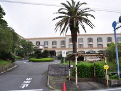今回の宿、黒潮荘前には昭和の面影を残す古いバス停がある。