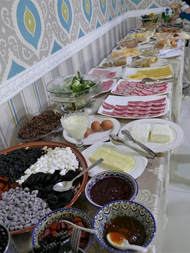 朝食会場に。<br />タシケントのホテルと比べると種類が少なかったです。