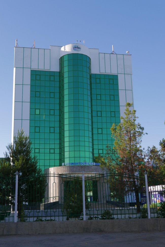 銀行のビルのようです。