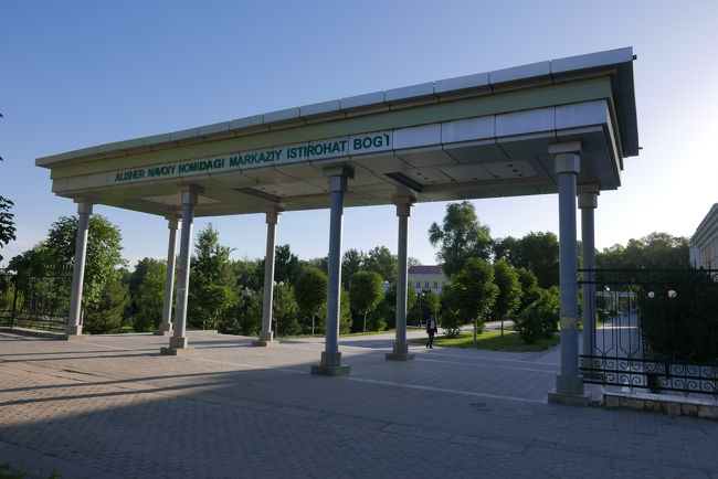 アリシェル・ナヴォイ記念碑公園。<br />アリシェル・ナヴォイは、ウズベキスタンの伝説的な詩人で「ウズベク文学の父」とも呼ばれる人物。<br />第二次世界大戦でソ連に連行された日本人が建設に携わったことで知られるタシケントのナヴォイ劇場が有名です。