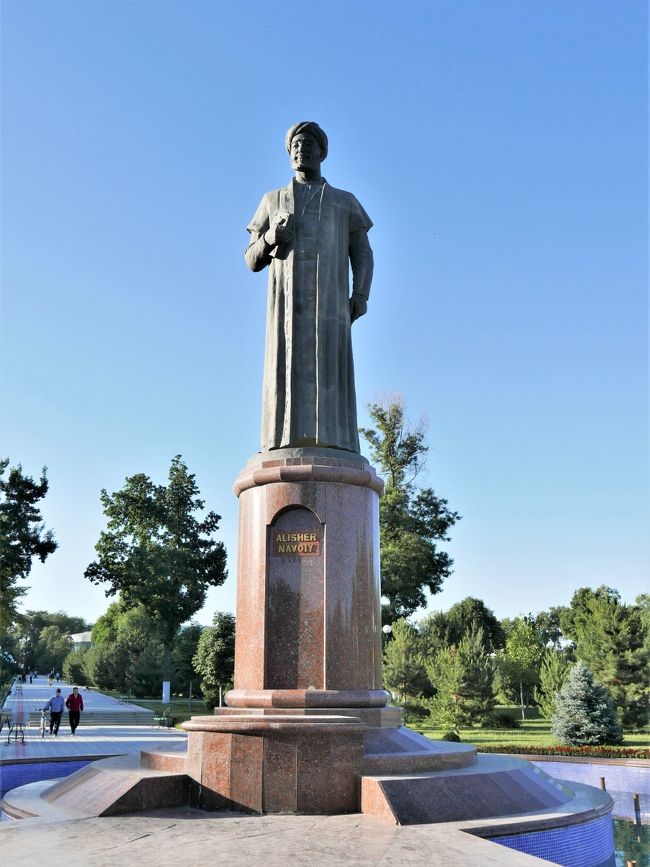 アリシェル・ナヴォイ像。