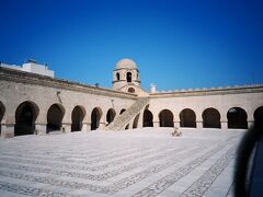異教徒が入れるのは中庭まで。851年創建のモスクはリバトともに要塞の役割を果たしていた。なのでメディナの中心ではなく端に位置する。そしてこのモスクはチュニジアで唯一ミナレットがない。飾りっ気のない重厚な造り。厳かな雰囲気が漂う
