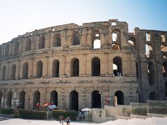 ルアージュを鉄道駅の目の前で降りる。まずはチュニス行きの鉄道の時間を確認してから円形闘技場に向かってブルギバ通りを進んでいくと目の前に巨大な建造物が