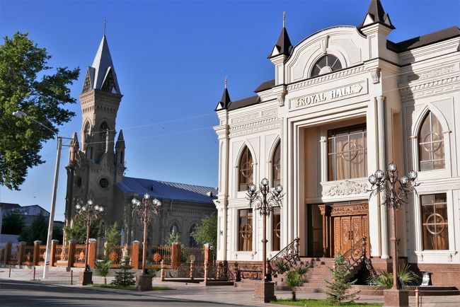 外壁と入口にROYAL HALLの表示がある建物。<br />高級レストランのようです。