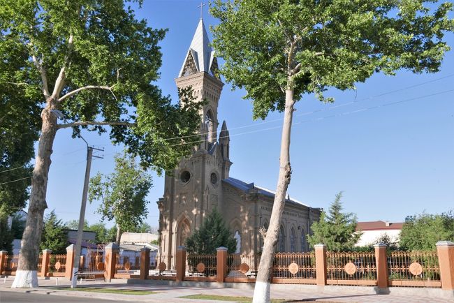 その隣のカトリック教会。