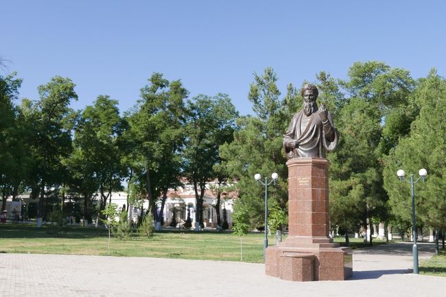 「ペルシャ詩人の父」と言われる宮廷詩人のルーダキー像。