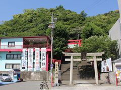 徳島市街地からほど近い眉山の麓にある天神社へ。鳥居から階段を上り本殿へ向います。