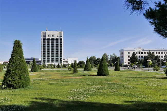 日陰を探して歩いていたら、広々とした場所に出ました。<br />研究所のような雰囲気のところです。