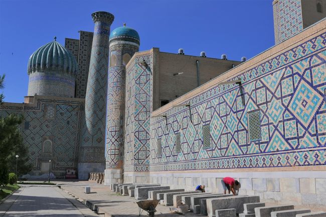 暑い中、石工さんが作業していました。