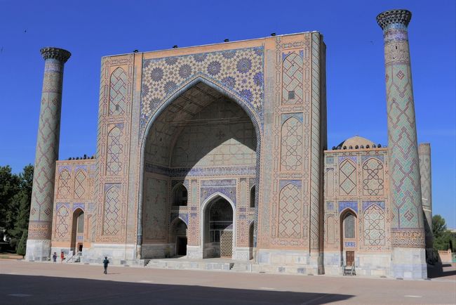 ウルグベク･マドラサが正面に見えます。<br />午前なので、昨日と違い順光です。