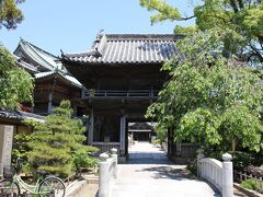 次に訪れたのは、第19番札所立江寺（たつえじ）、仁王門から入ります。
手前の橋は「白鷺橋」で、行基菩薩が白鷺に暗示を受けたと伝えられています。
