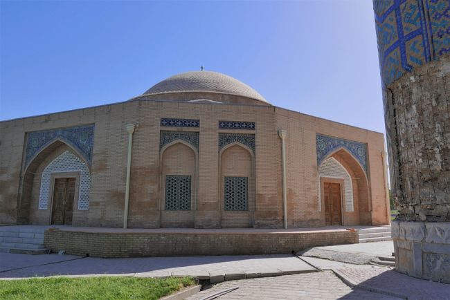 15世紀にサマルカンドの屋内中央市場として建設されたチョルスー。<br />現在では主にウズベキスタン芸術家の展示会場として使われているらしいです。