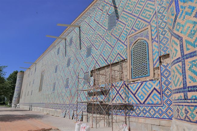 タイルが剥がれて、補修工事をしているようでした。