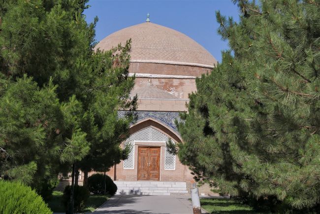 シェルドル･マドラサの裏手にあります。<br />