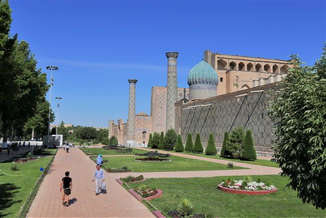 レギスタン広場正面へと歩いて行きます。