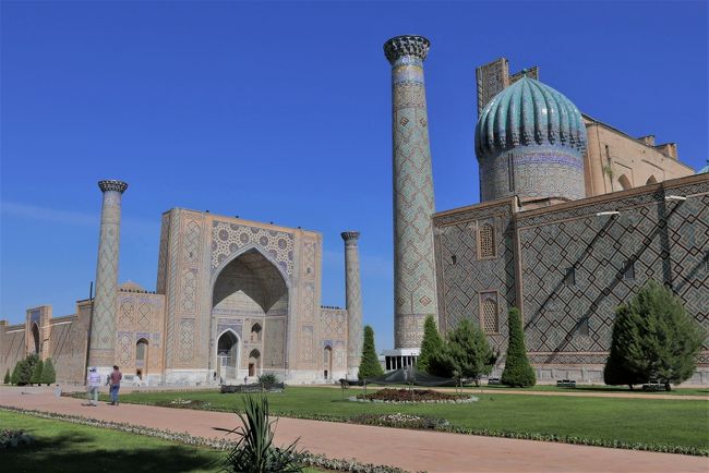 日陰で休憩します。<br />ウルグベク･マドラサが見えています。