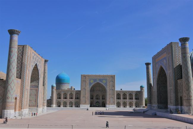 昨日も見たレギスタン広場ですが、影の方向が逆になっています。