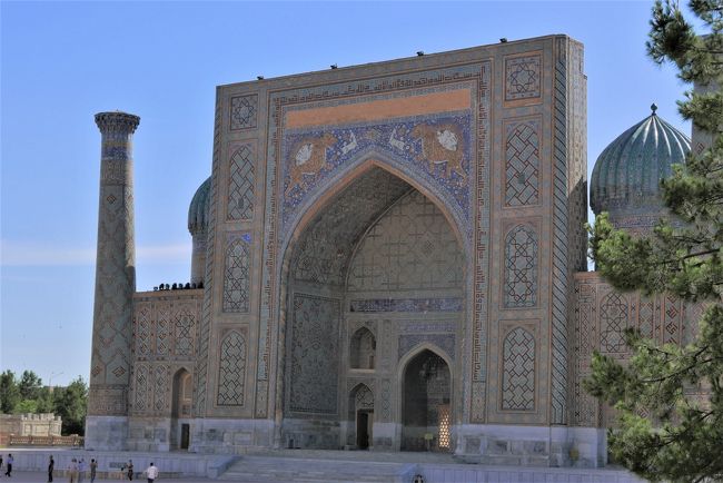 今日はシェルドル･マドラサが逆光となっています。