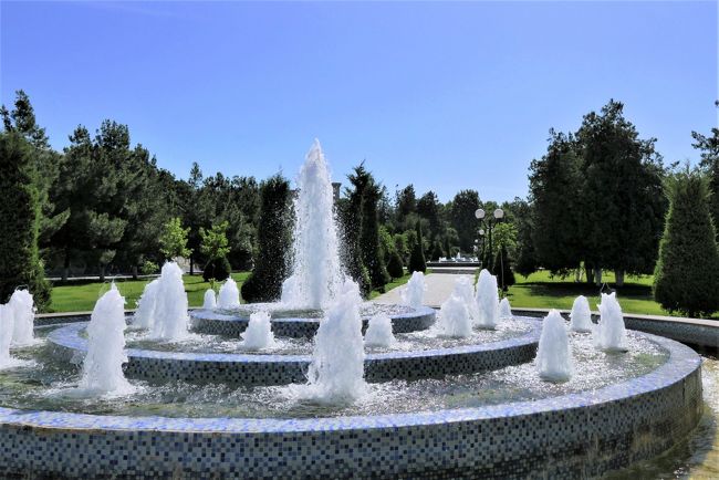 広場の周りにはいくつか噴水がありました。<br />見ているだけで涼しくなります。