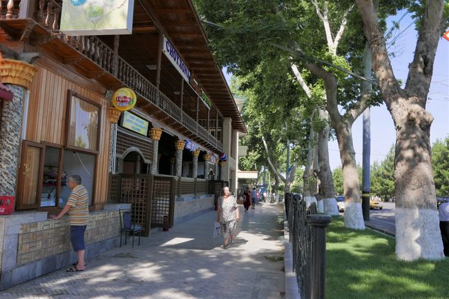 足の指の痛みに加えて、のどの痛みがひどくなり、左のレストランで休憩しようかと思いましたが、ランチには少し早いので、ある店を探して裏通りへと入りました。