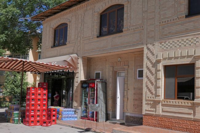 有りました。酒屋です。<br />イスラム教の影響か、日本のようにスーパーやコンビニ等どこでも酒が買えるというわけにいかないようです。<br />この酒屋も目立たない場所にありました。