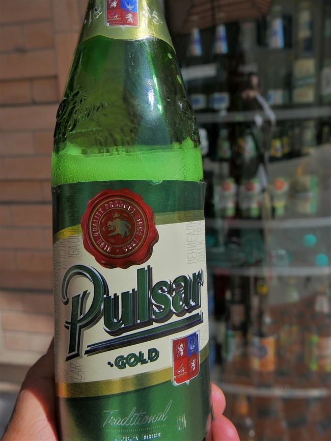 写真はパルサーというサマルカンドの地ビール。<br />これで痛いのどの患部を冷やし、アルコール消毒します。<br />良く冷えていて、のどの痛みの治療に効果的でした（笑）。<br /><br />写真では見にくいですが瓶の右下に12%と表示されています。<br />これは、アルコール度数ではなく、麦芽の含有量を表しているようです。<br />購入したのはGOLDの表示のものですが、同じ銘柄のSILVERは11%でした。<br />500ｍｌのびんビールが4000スム（110円位）でした。