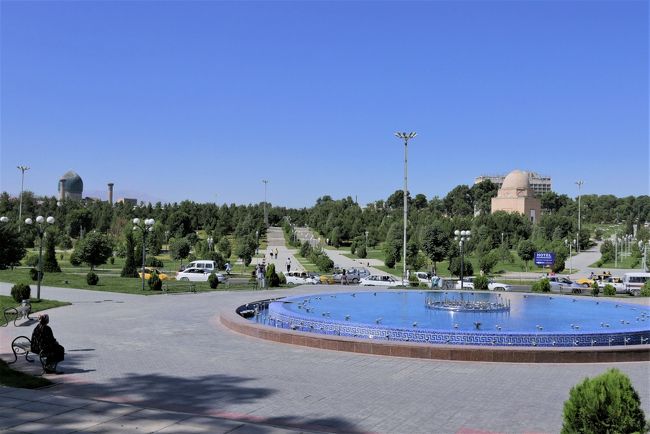 左にグリ･アミール廟、右にルハバット廟が見える広場です。<br />目の前の噴水の水が出ていないのが残念でした。<br />