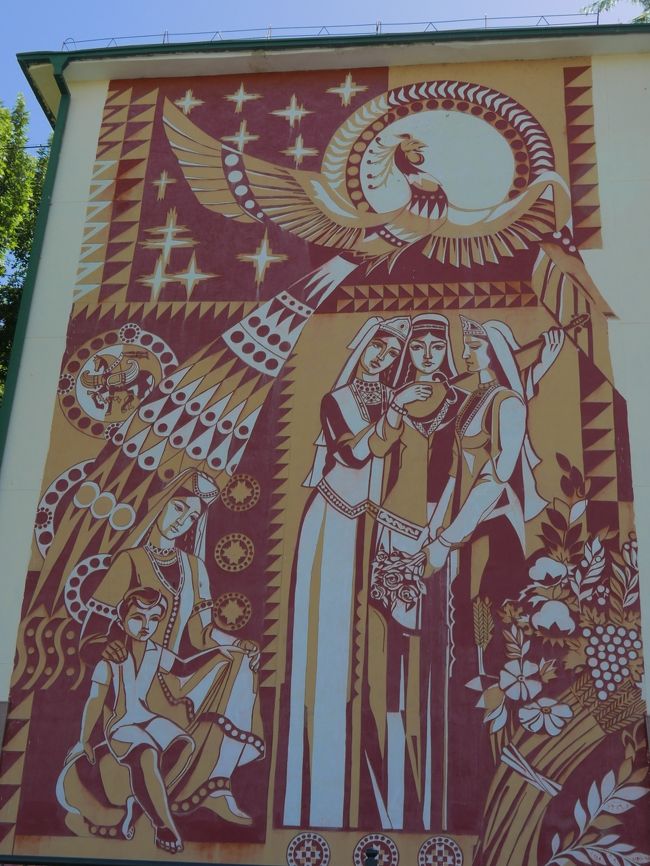 広場横のアパートの壁に描かれていた絵。