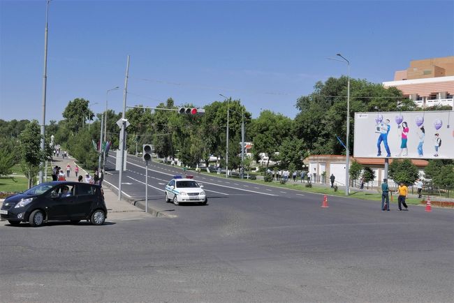何かあるのか、この大通りは警察によって車は通行禁止とされていました。