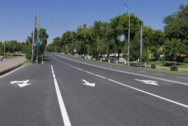 封鎖された道路の突き当りにティムール像が見えます。