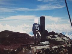 富士山剣ガ峰頂上（３７７６ｍ）（言わずと知れた日本で一番高い所です。）