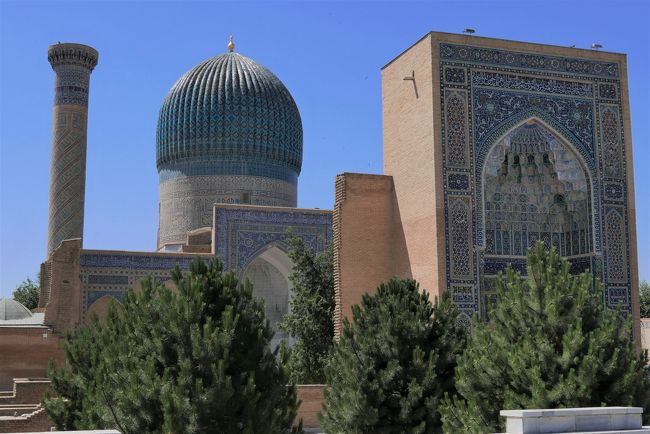 昨日観光したグリ･アミール廟の前を通ります。