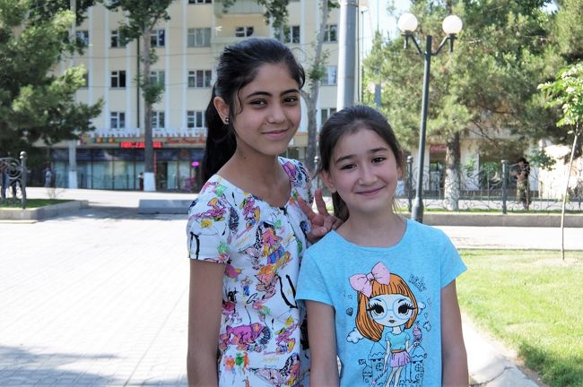 レギスタン広場の近くで、一緒に写真を撮りたいと声を掛けてきた女の子たち。<br />2人で並んだドアップの写真をスマホで撮られましたが、こんなおっさんとのツーショットを撮ってどうするんだろう？<br />友人に見せてお笑いネタにでもするんでしょうか？