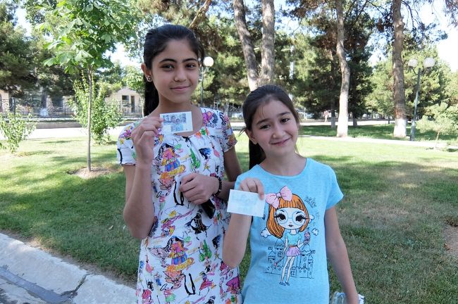 代わりに彼女たちの写真を撮り、持ってきたチェキプリンターでプリントした写真を渡しました。<br />渡した際は真っ白なので「何、これ？」と訝る様子でしたが、時間が経つにつれて画像が浮き出てくると「えっ、すごーい」と驚きの表情に変わります。<br />このツアー中、写真を撮った人に１０枚程渡しました。