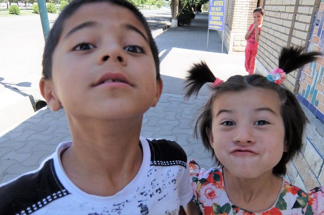 今度はやんちゃな子供たちにつかまってしまいました。<br />カメラが珍しいのか、写真撮ってという感じでやたらと近寄ってきます。<br />「こらこら、レンズを指で触るんじゃない」と手振りで注意しましたが、変顔して写真撮ってとアピールしてきます。<br />