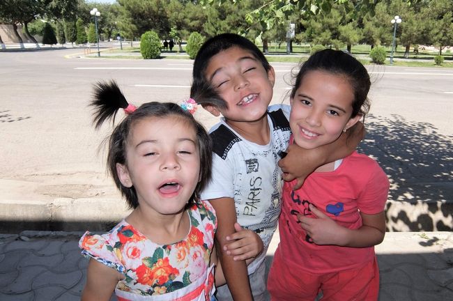 40度近い暑さの中、足の指も喉も痛くて子供の相手などしている場合ではありません。<br />幸い、チェキ写真を渡したら、そちらに興味が移って、解放されました。