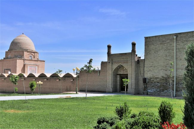 隣にはメドレセとハナカ（聖職者の宿坊）が再建されています。