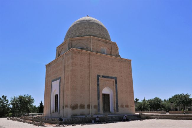 ルハバッド廟。<br />レンガがむき出しの廟で、神秘主義者のシェイヒ･ブルハヌッディン･サガルジを祀っています。<br />預言者ムハンマドの遺髪を収めているという言い伝えがあって信者を集めているそうです。