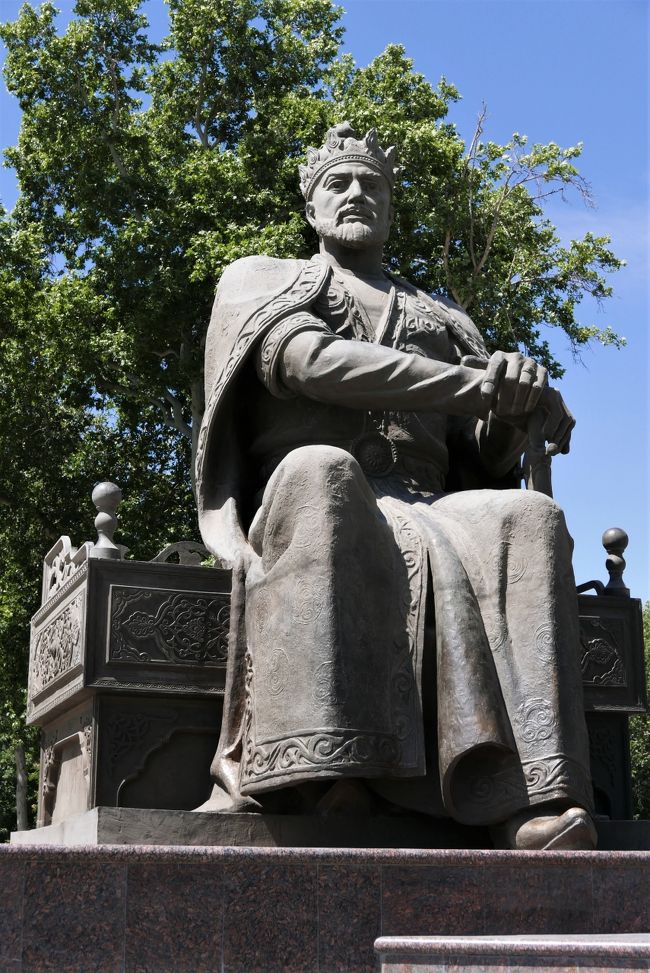 アミール･ティムールの座像が広場のロータリーにありました。<br />どっしりと腰かけた姿のせいかタシケントの騎馬像に比べるとちょっと老けた印象を受けます。