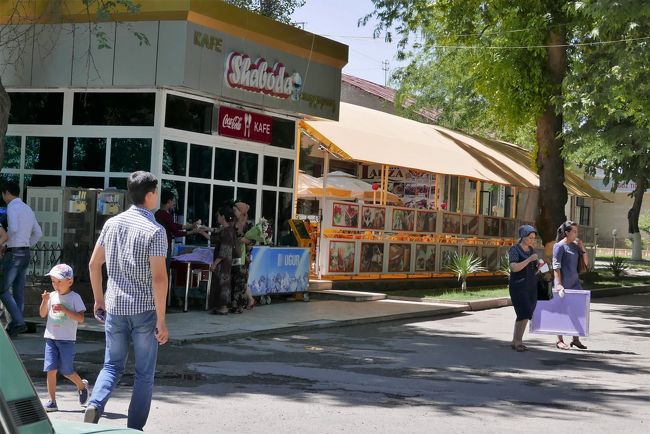 通りを歩いていたら、ソフトクリームを売っている店がありました。