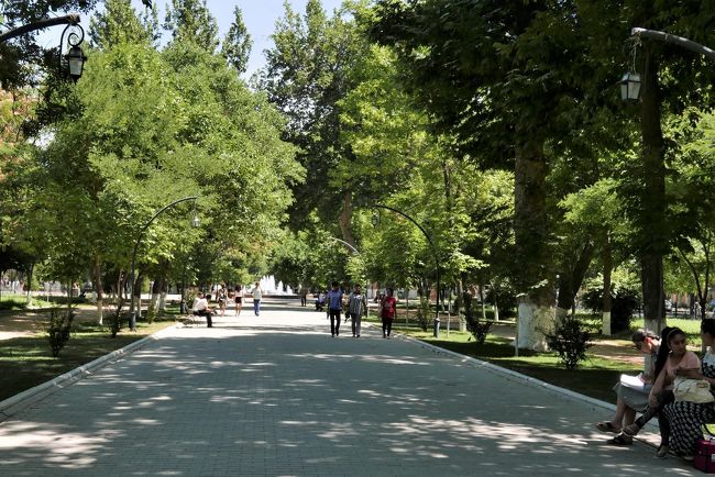 この通りは木陰が続き、ベンチもあって散策には最適でした。