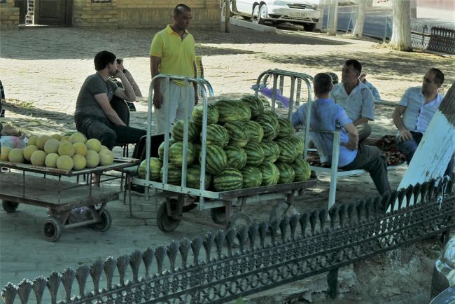 道路脇で西瓜などを売っていました。