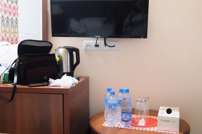 ホテルに戻りシャワーを浴びた後、クーラーの効いた部屋でシャフリサブスから皆さんが戻るのを待ちました。<br />水が４本もあるのですが、冷蔵庫が無いので冷やすことが出来ず飲めませんでした。<br />液晶テレビより冷蔵庫を置いてほしかったです。