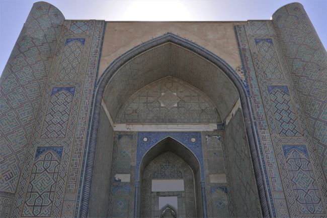 ビビハニム廟の向かいにあるビビハニム・モスクの正面入口。<br />ティムール時代、一度に13000人が礼拝することが出来た中央アジア最大のモスクです。<br />ティムールの命令で1399年から1404年にかけて建てられました。<br />しかし完成したのはティムールの死後３年目、ティムール本人は完成を見ることが出来ませんでした。<br />そして、地震によってほとんどが崩れてしまったといいます。<br /><br />