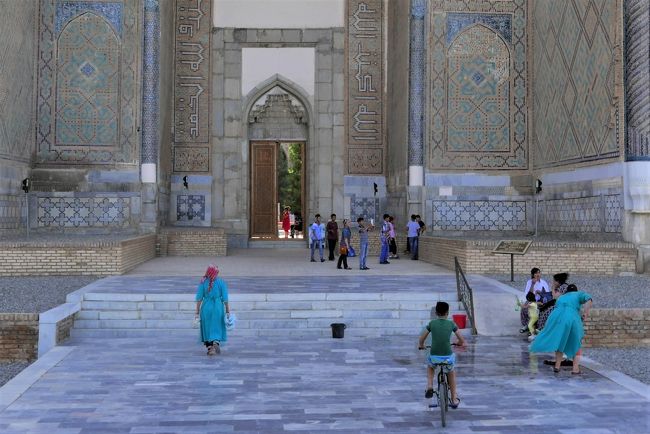 掃除しているおばさんがいました。