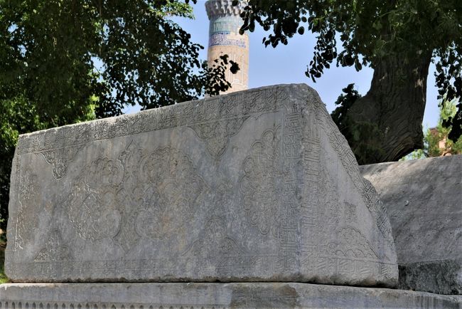 ラウヒは大理石で出来ており、細かい装飾がなされています。