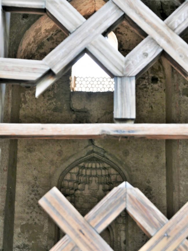 こちらも、内部は廃墟のようです。